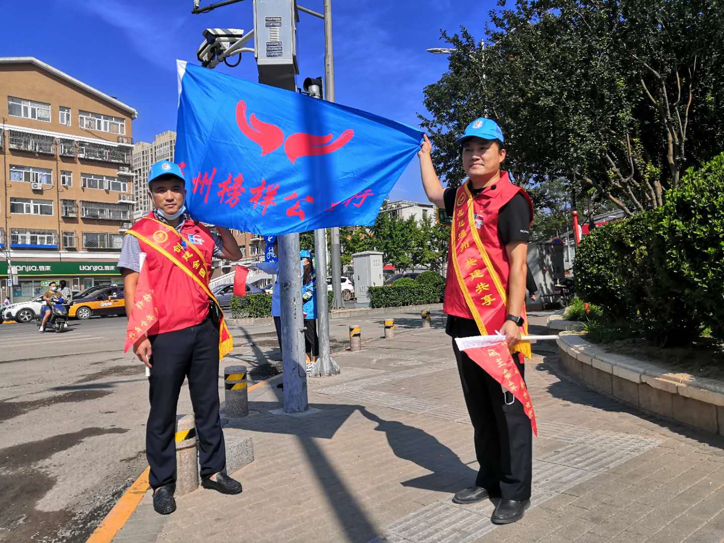 <strong>女人被男人的鸡巴操出白将</strong>